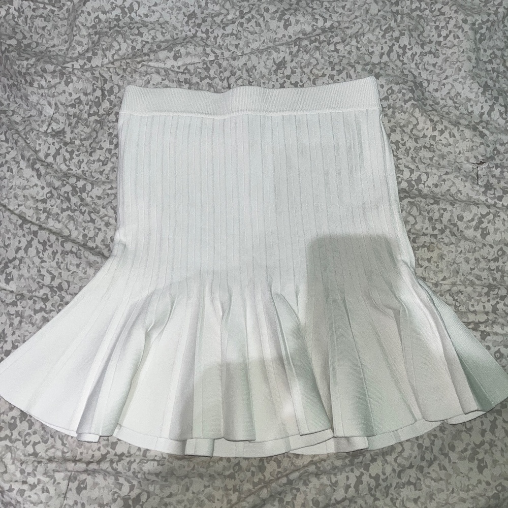 High waisted pleated skirt